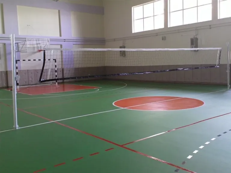 Kapalı salon voleybol sahası — file, orta çizgi ve serbest bölge